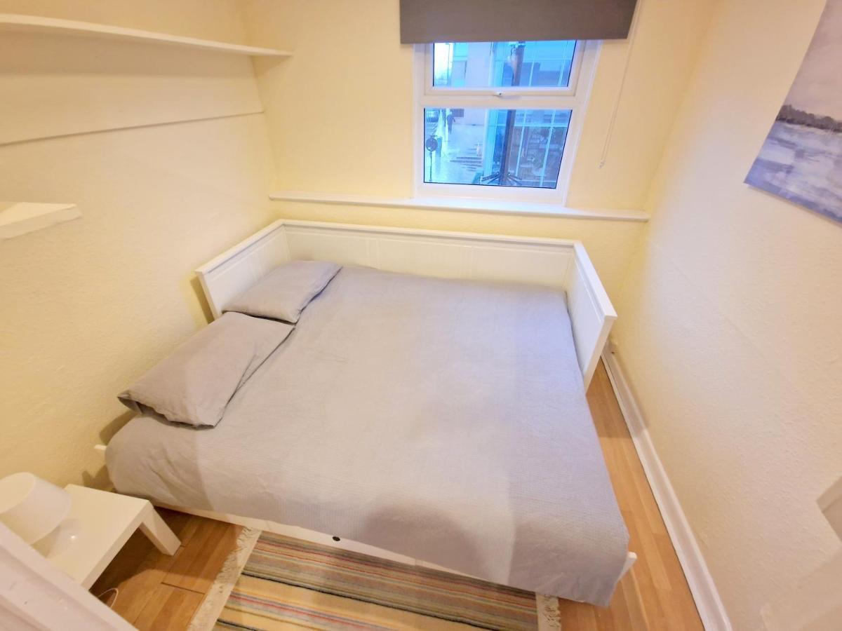 Apartament Super Studio With Two Bedrooms - Five Minutes From The Station! Londra